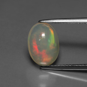 2.53カラットの天然マルチカラーオパール（11.6×8.3 mm・透明）