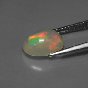 2.53カラットの天然マルチカラーオパール（11.6×8.3 mm・透明）