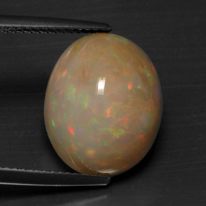 7.28カラットの天然マルチカラーオパール（15.2×12.2 mm・オーバルカット）