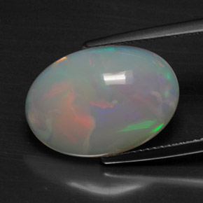 5.49カラットの天然マルチカラーオパール（17.7×12.5 mm・オーバルカット）