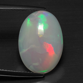 5.49カラットの天然マルチカラーオパール（17.7×12.5 mm・オーバルカット）