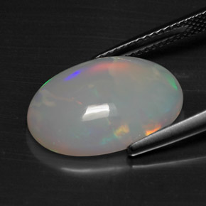 5.49カラットの天然マルチカラーオパール（17.7×12.5 mm・オーバルカット）