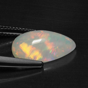 3.87カラットの天然マルチカラーオパール（15.9×10 mm・洋梨の形）