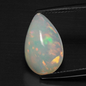3.87カラットの天然マルチカラーオパール（15.9×10 mm・洋梨の形）