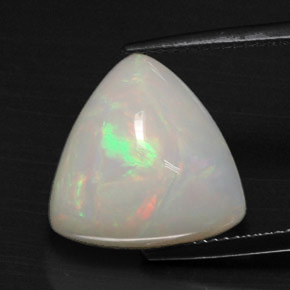 7.29カラットの天然マルチカラーオパール（14.5×14.4 mm・トリリアント）
