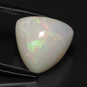 7.29カラットの天然マルチカラーオパール（14.5×14.4 mm・トリリアント）