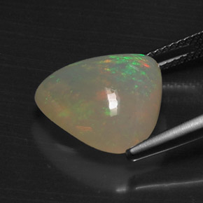6.17カラットの天然マルチカラーオパール（13.5×13.5 mm・透明）