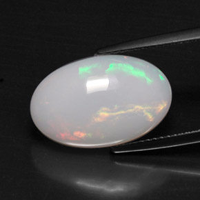 5.49カラットの天然マルチカラーオパール（17.2×11.1 mm・オーバルカット）