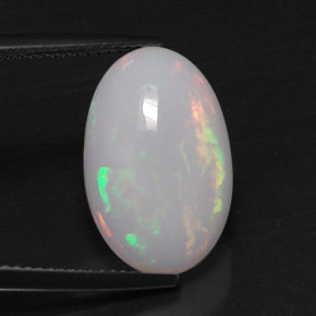 5.49カラットの天然マルチカラーオパール（17.2×11.1 mm・オーバルカット）