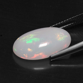 5.49カラットの天然マルチカラーオパール（17.2×11.1 mm・オーバルカット）