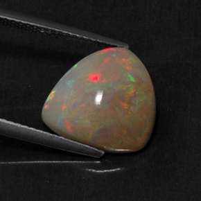 4.22カラットの天然マルチカラーオパール（13.1×12.6 mm・トリリアント）