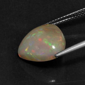 4.22カラットの天然マルチカラーオパール（13.1×12.6 mm・トリリアント）