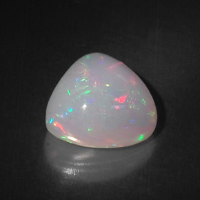 5.83カラットの天然マルチカラーオパール（12.8×11.9 mm・トリリアント）
