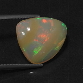 5.22カラットの天然マルチカラーオパール（14.3×13.2 mm・透明）