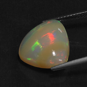 5.22カラットの天然マルチカラーオパール（14.3×13.2 mm・透明）