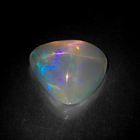 4.71カラットの天然マルチカラーオパール（12.9×12.5 mm・トリリアント）