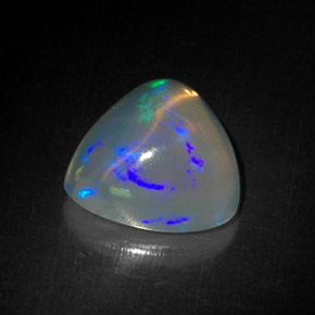 4.71カラットの天然マルチカラーオパール（12.9×12.5 mm・トリリアント）