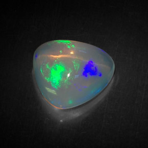 4.71カラットの天然マルチカラーオパール（12.9×12.5 mm・トリリアント）
