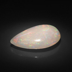 7.38カラットの天然マルチカラーオパール（22×13.5 mm・洋梨の形）