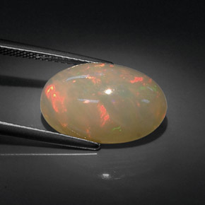 7.16カラットの天然マルチカラーオパール（16.7×10.9 mm・透明）