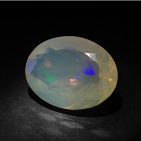 3.63カラットの天然マルチカラーオパール（14.2×10.8 mm・オーバルカット）