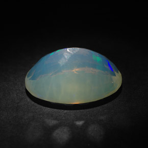 3.63カラットの天然マルチカラーオパール（14.2×10.8 mm・オーバルカット）