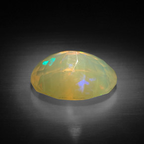 3.16カラットの天然マルチカラーオパール（13×10.1 mm・オーバルカット）