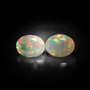 カラットの天然マルチカラーオパール（8×6.1 mm・透明）