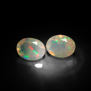 カラットの天然マルチカラーオパール（8×6.1 mm・透明）