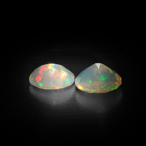 カラットの天然マルチカラーオパール（8×6.1 mm・透明）