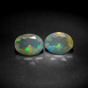 カラットの天然マルチカラーオパール（8.1×6.1 mm・透明）