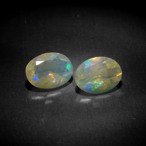 カラットの天然マルチカラーオパール（8.1×6.1 mm・透明）
