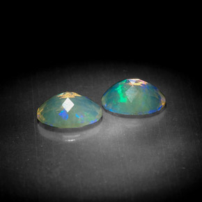 カラットの天然マルチカラーオパール（8.1×6.1 mm・透明）