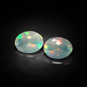 カラットの天然マルチカラーオパール（8×6 mm・透明）