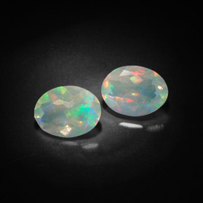 カラットの天然マルチカラーオパール（8×6 mm・透明）