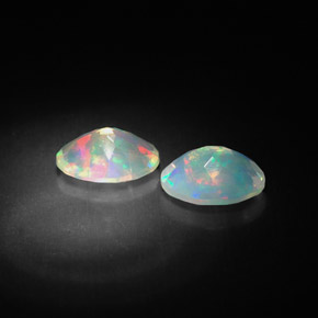 カラットの天然マルチカラーオパール（8×6 mm・透明）