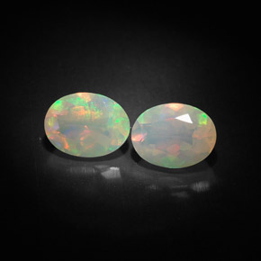 カラットの天然マルチカラーオパール（8×6.1 mm・透明）