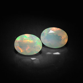 カラットの天然マルチカラーオパール（8×6.1 mm・透明）