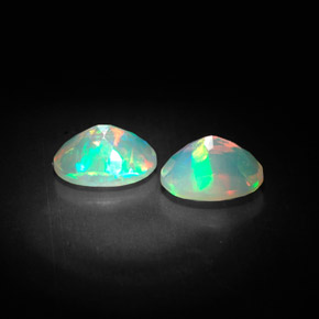 カラットの天然マルチカラーオパール（8×6.1 mm・透明）