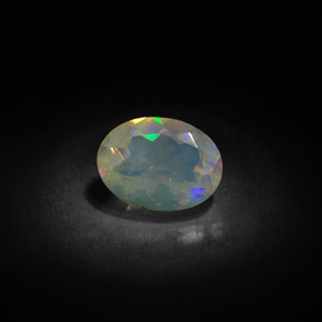 0.83カラットの天然マルチカラーオパール（8.2×6.1 mm・透明）