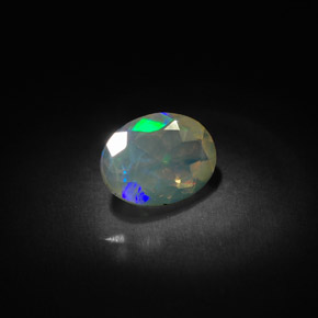 0.83カラットの天然マルチカラーオパール（8.2×6.1 mm・透明）