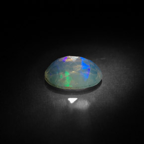 0.83カラットの天然マルチカラーオパール（8.2×6.1 mm・透明）
