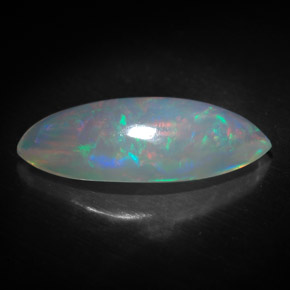 3.34カラットの天然マルチカラーオパール（19.2×8 mm・透明）