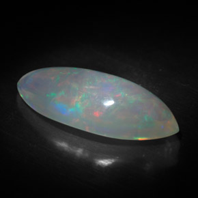 3.34カラットの天然マルチカラーオパール（19.2×8 mm・透明）