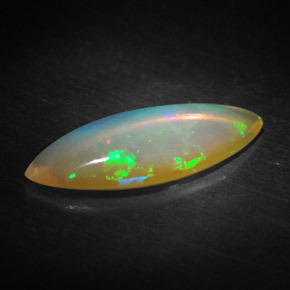 1.19カラットの天然マルチカラーオパール（15.8×6.4 mm・透明）