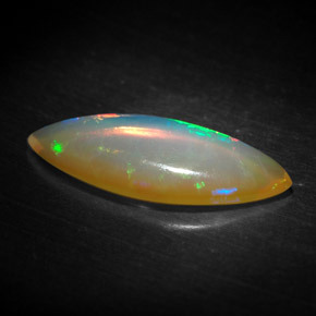 1.19カラットの天然マルチカラーオパール（15.8×6.4 mm・透明）