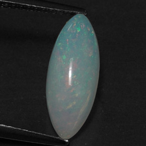 1.56カラットの天然マルチカラーオパール（14.7×6 mm・透明）