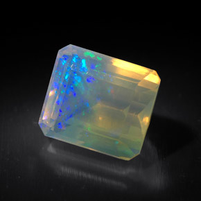 2.06カラットの天然マルチカラーオパール（8.6×7.4 mm・透明）
