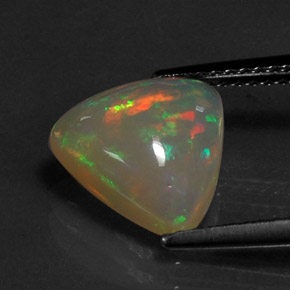1.86カラットの天然マルチカラーオパール（10.5×10.3 mm・透明）