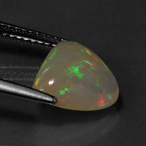 1.86カラットの天然マルチカラーオパール（10.5×10.3 mm・透明）